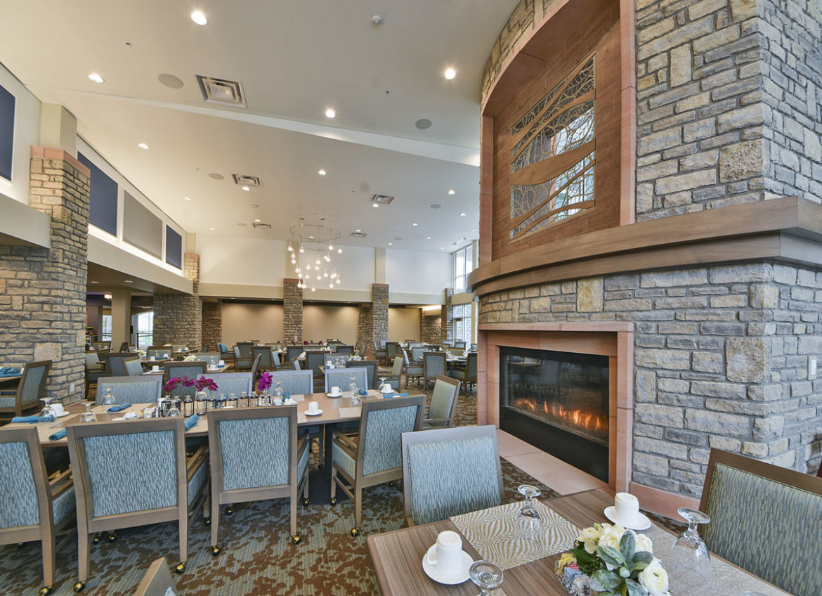 Residents dining at Friendship Village of Dublin